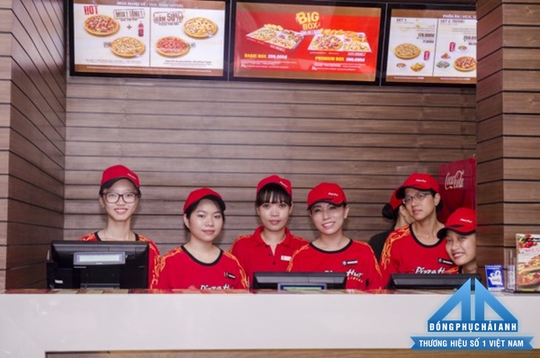 Đồng phục các thương hiệu đồ ăn nhanh - Nhân viên quầy Pizza Hut