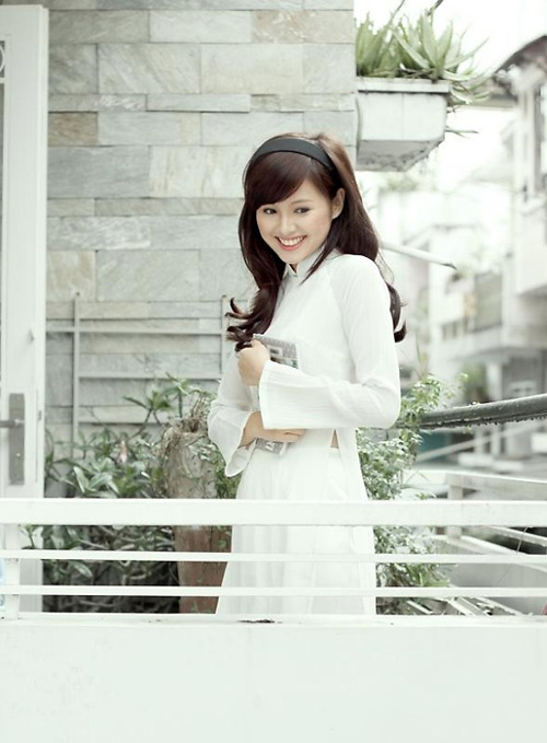 Thời trang hot girl của Tâm Tít với áo dài trắng