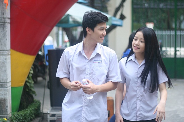 Thời trang hot girl Chi Pu với áo đồng phục học sinh thời còn đi học 