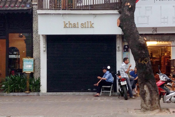 Một số cửa hàng bán khăn lụa Khải Silk bị đóng cửa.