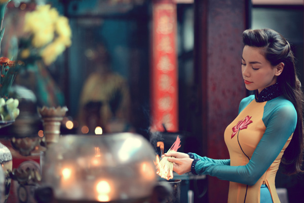 Hồ Ngọc Hà lựa chọn áo dài là trang phục đi lễ chùa đầu năm