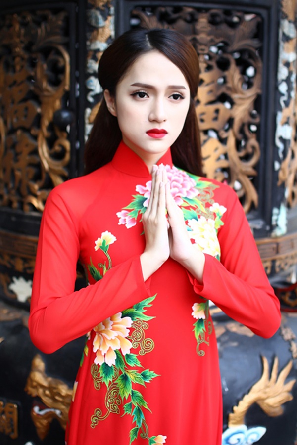 Trang phục đi lễ chùa đầu năm của Hương Giang Idol
