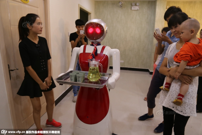 Nhà hàng kỳ quặc nhất thế giới với nhân viên phục vụ là robot