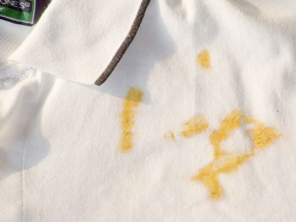Lòng đỏ trứng cùng glixerin sẽ giúp loại bỏ vết trứng bám trên áo.