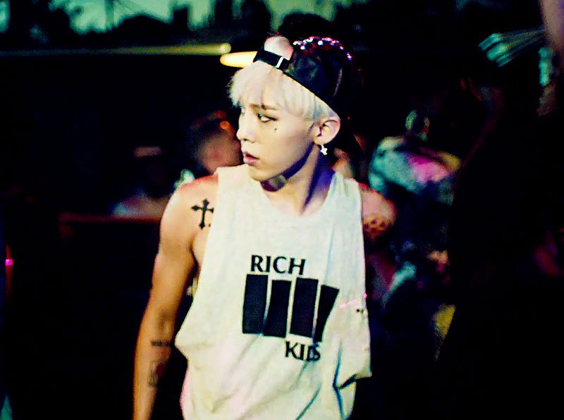 Áo phông in chữ thô tục G-Dragon mặc