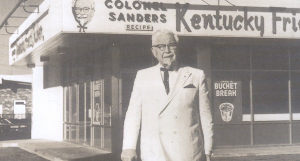 Bộ đồng phục màu trắng của người sáng lập ra KFC