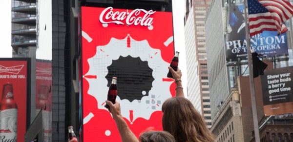 Coca Cola gây ấn tượng mạnh mẽ từ các chiến dịch truyền thông.