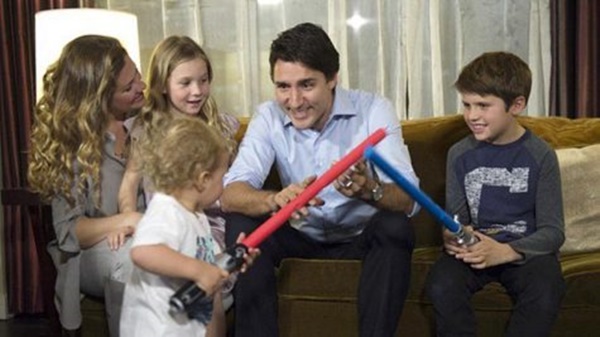 Mặc đẹp như thủ tướng Canada với phong cách giản dị bên các con
