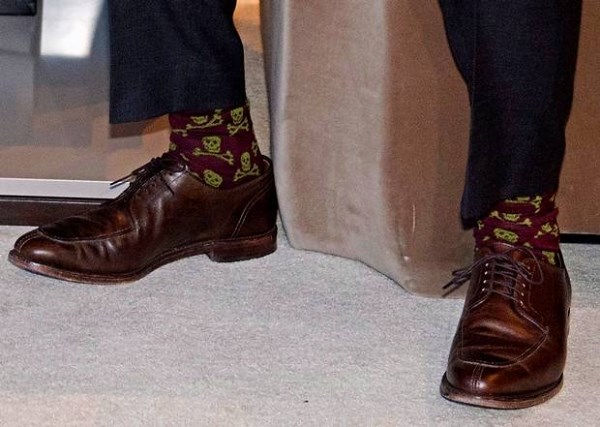 Để mặc đẹp như thủ tướng Canada bạn đừng quên những đôi vớ