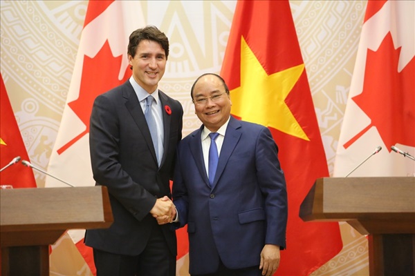 Mặc đẹp như thủ tướng Canada trong chuyến ghé thăm Việt Nam