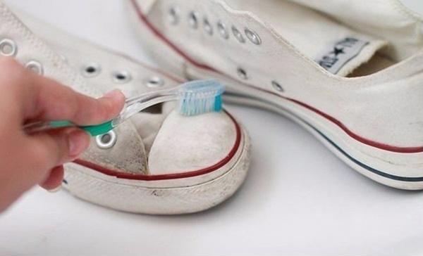 Mẹo vặt làm sạch giày bẩn bằng kem đánh răng vô cùng hiệu quả