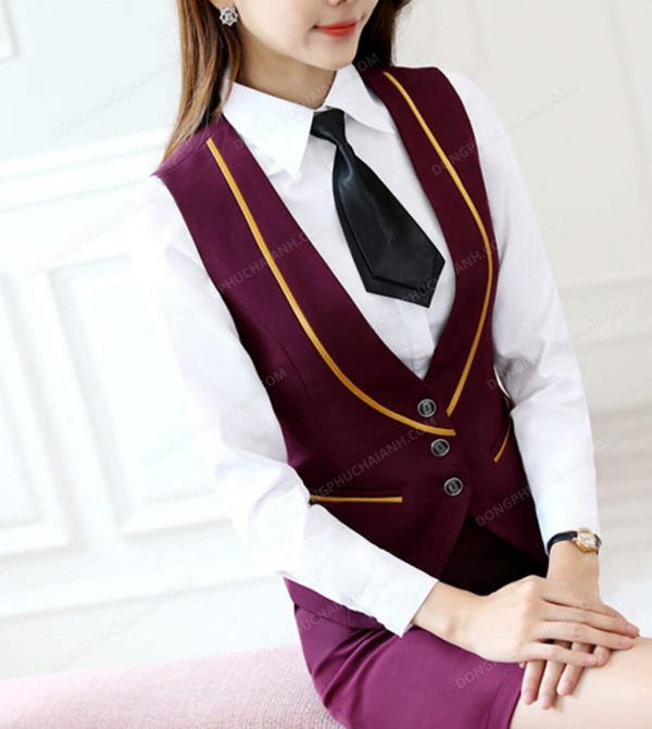 Mẫu đồng phục áo gile nữ công sở màu tím kết hợp với áo sơ mi và zuyp