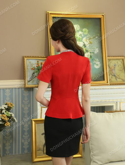 Mẫu đồng phục áo vest nữ công sở màu đỏ mặt sau