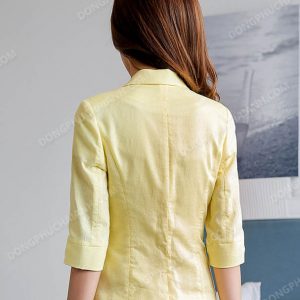 Mẫu đồng phục áo vest nữ công sở màu vàng mặt sau