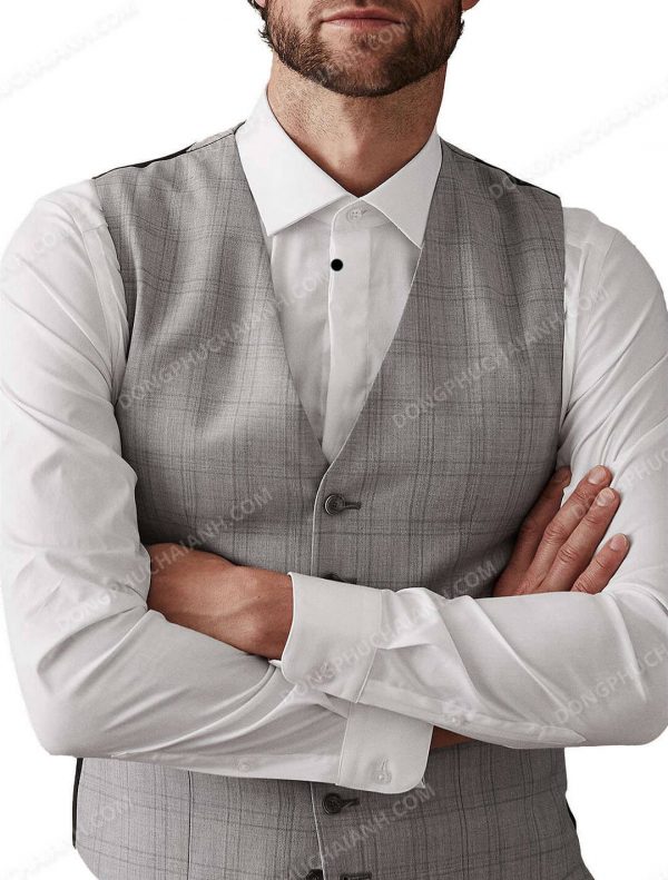 Phần đai khóa trên mẫu áo gile nam công sở cho phép tùy chỉnh theo phom dáng người mặc.