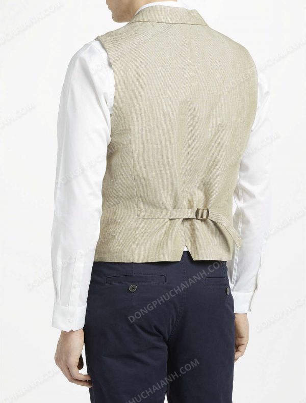 Cách phổ biến nhất khi sử dụng áo gile nam công sở là kết hợp cùng áo sơ mi.
