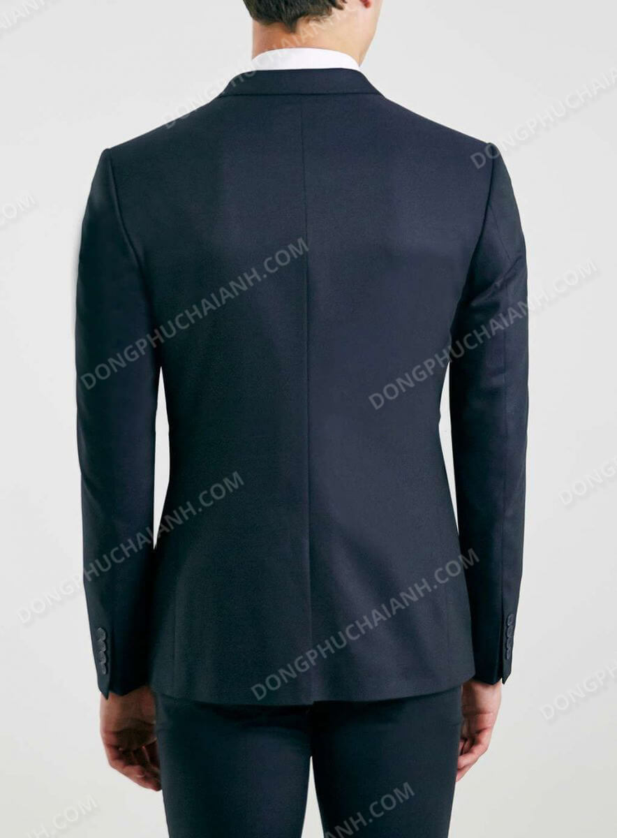 Sự vừa vặn luôn có vai trò lớn khi đánh giá, nhận xét về một bộ áo Vest nam công sở.