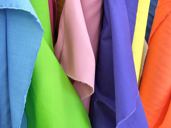 Cotton và polyester là 2 chất liệu vải may áo lớp phổ biến hiện nay
