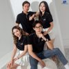 áo thun đồng phục màu đen phối cầu vai đường kẻ màu trắng
