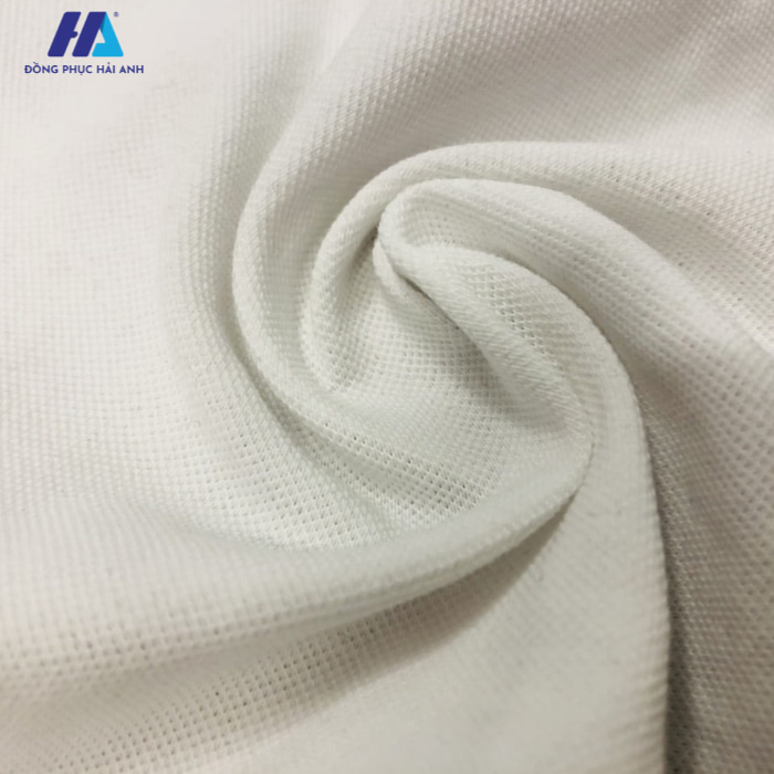 Vải cotton pha CVC sở hữu bề mặt vải mềm mại, chất vải mát nhẹ