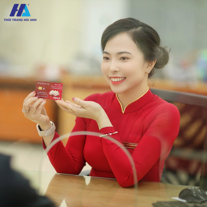 Thiết kế áo dài đồng phục màu đỏ của ngân hàng Agribank