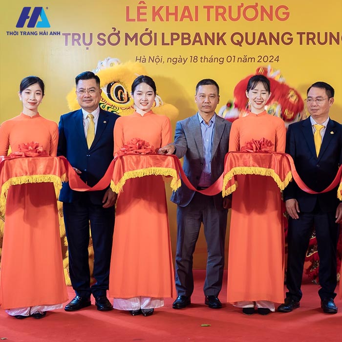 Mẫu áo dài đồng phục màu cam thanh lịch và tinh tế