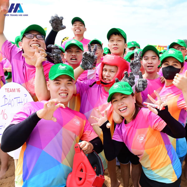 Áo đồng phục teambuilding Highlands thiết kế bắt mắt với các màu sắc tươi sáng và năng động như vàng, cam, hoặc đỏ để tạo sự tương phản và thu hút.