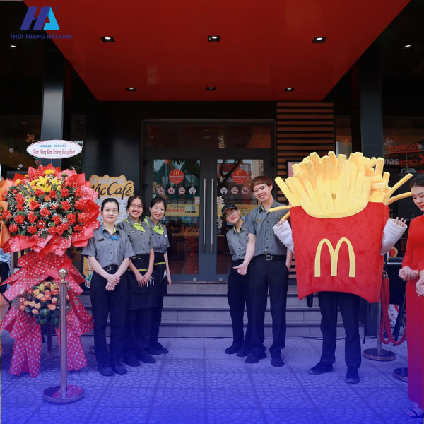 Nhân viên mặc áo đồng phục MCDonald's trong sự kiện khai trương chi nhánh mới