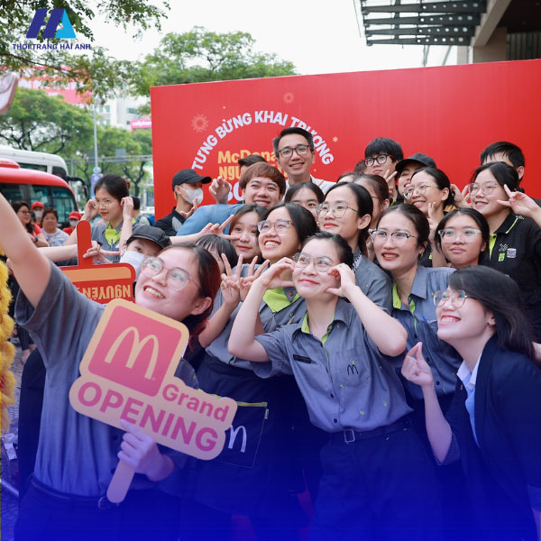 Áo sơ mi đồng phục MCDonals màu xám sạch sẽ, sang trọng