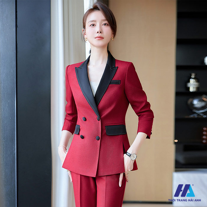 Thiết kế áo vest đồng phục màu đỏ nổi bật và thu hút