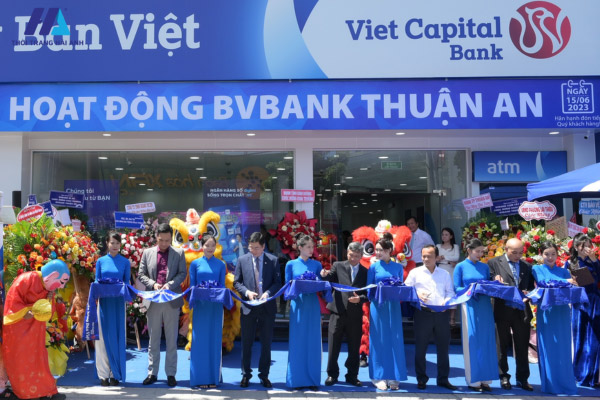 Áo dài đồng phục BV Bank màu xanh dương hút mắt