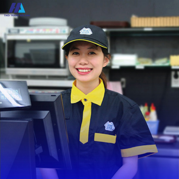 Đồng phục áo polo và mũ của nhân viên thu ngân Ministop