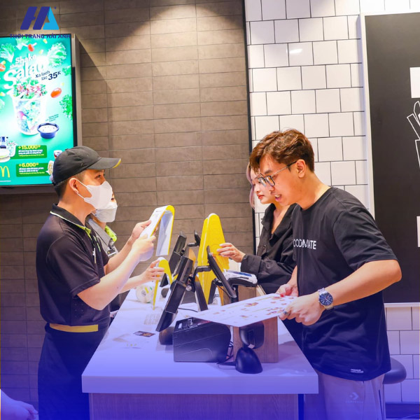 Nhân viên McDonald's thường được yêu cầu đội mũ đồng phục khi làm việc. 