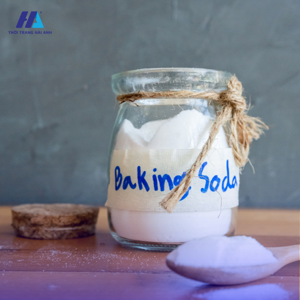 Baking soda giúp bạn tẩy áo trắng nhanh chóng 