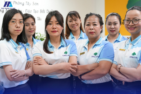 Mẫu áo đồng phục màu trắng Cathay Life sử dụng công nghệ in chuyển nhiệt hiệu ứng chuyển màu độc đáo