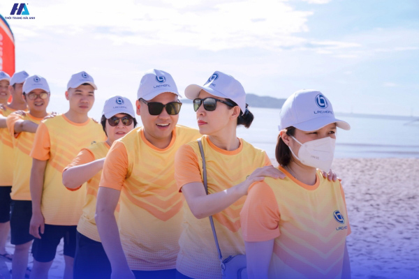 Trang phục teambuilding năng động, tươi sáng 