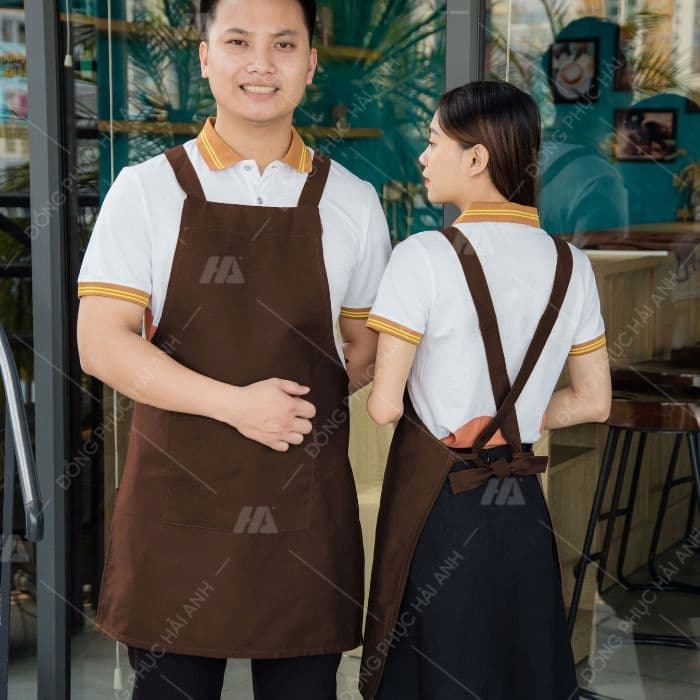 Tham khảo combo áo đồng phục và tạp dề màu nâu cho nhân viên phục vụ