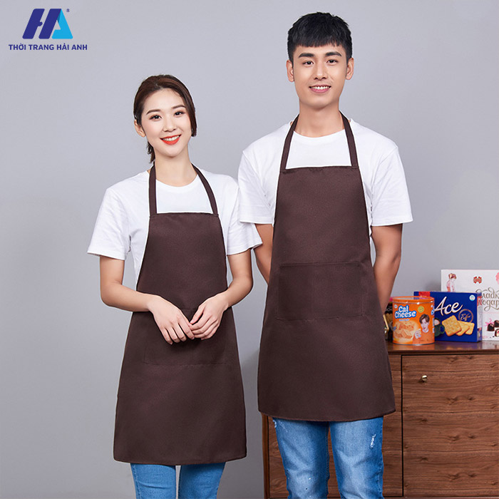 Tạp dề đồng phục nâu giúp che vết bẩn hiệu quả