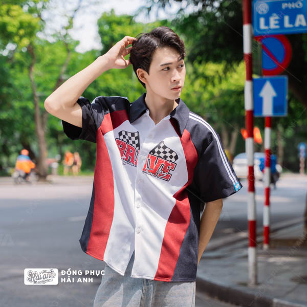Tông màu xanh đen đỏ được phối hài hòa, nổi bật và đầy cá tính.