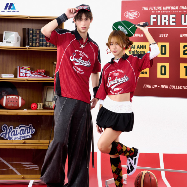Mẫu áo phông lớp Fire Up đỏ đô với form oversize năng động