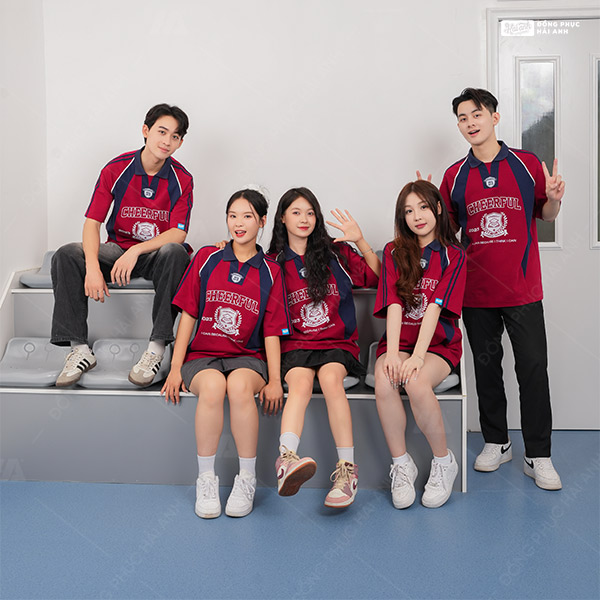 Gam màu đỏ đô độc đáo và nổi bật của mẫu áo phông lớp oversize Cheerful