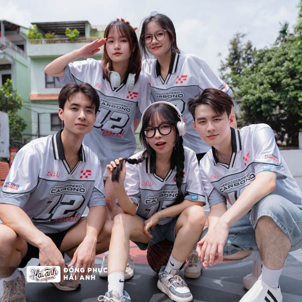 Mẫu áo polo lớp Classmate màu xám với phần vai phối trắng nổi bật