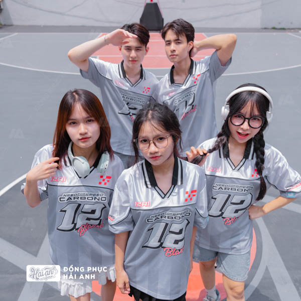 Hải Anh lựa chọn các chất liệu cao cấp để may mẫu áo đồng phục lớp oversize Classmate màu xám