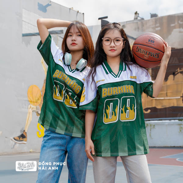 Bật mí những tips phối đồ áo đồng phục lớp oversize Classmate màu xanh iris