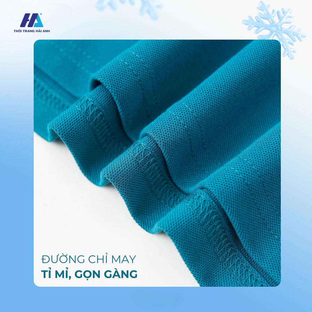 Áo thun đồng phục màu Lý phối trắng với thiết kế cổ bẻ và tay ngắn, mang đến vẻ ngoài chuyên nghiệp và thoải mái