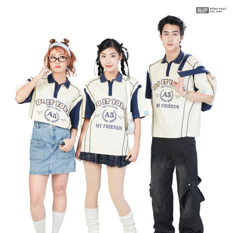 Mẫu áo polo oversize có cổ được học sinh mặc tạo dáng trẻ trung, tự tin