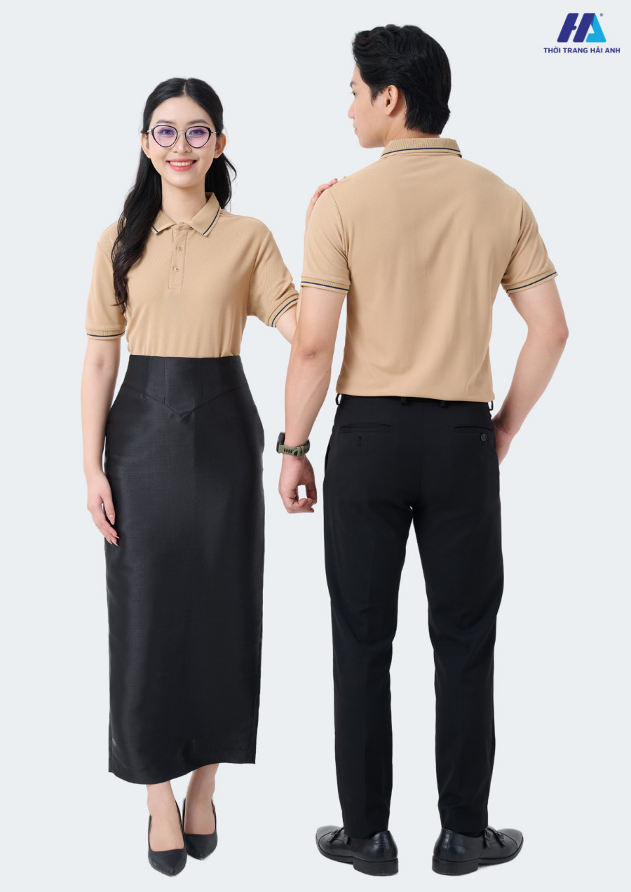 Áo màu be có thể kết hợp cùng quần/ váy trắng để tạo nhiều set đồ đa dạng.