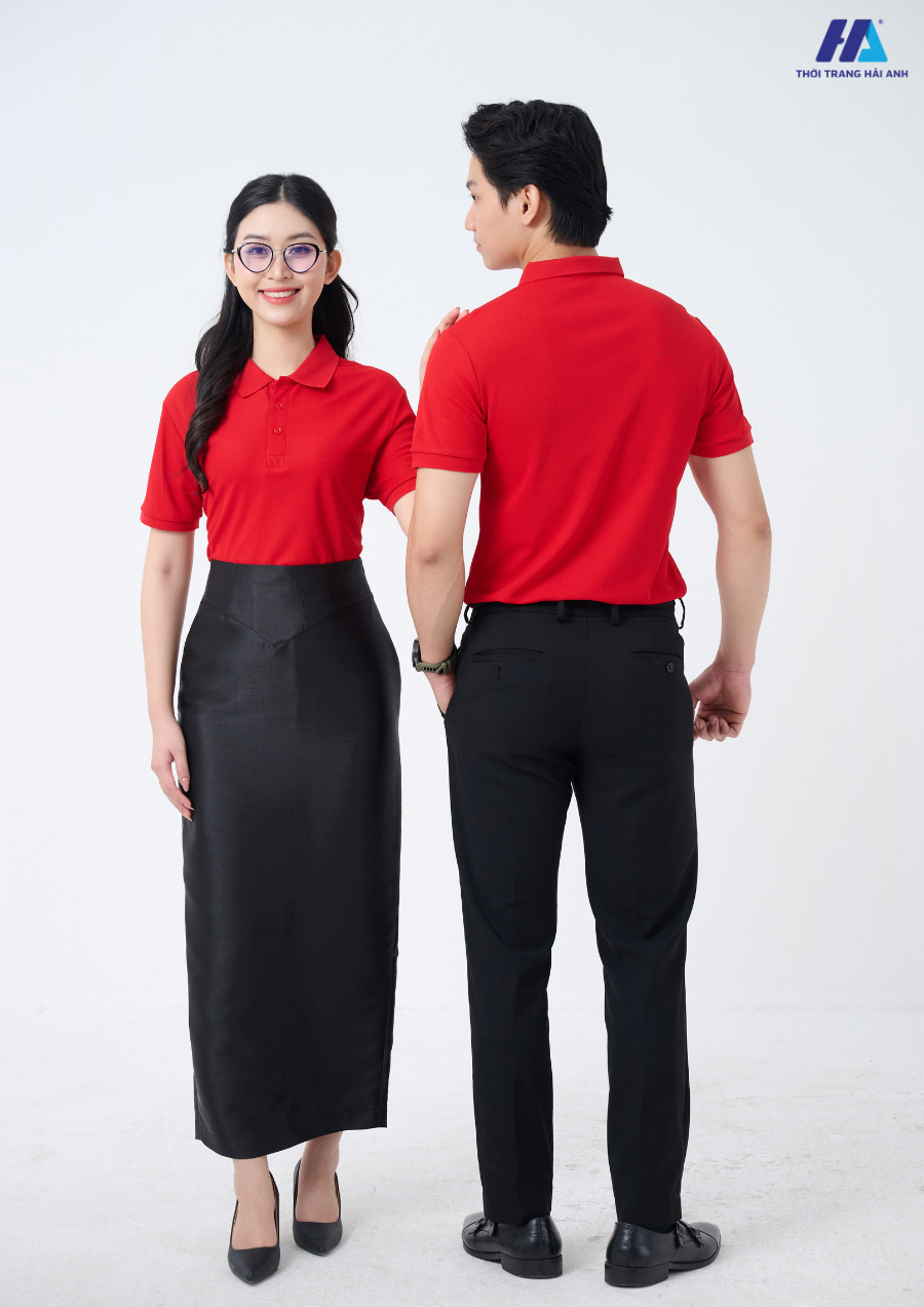 Nên phối áo thun đỏ cùng quần âu đen/ trắng hoặc xám.