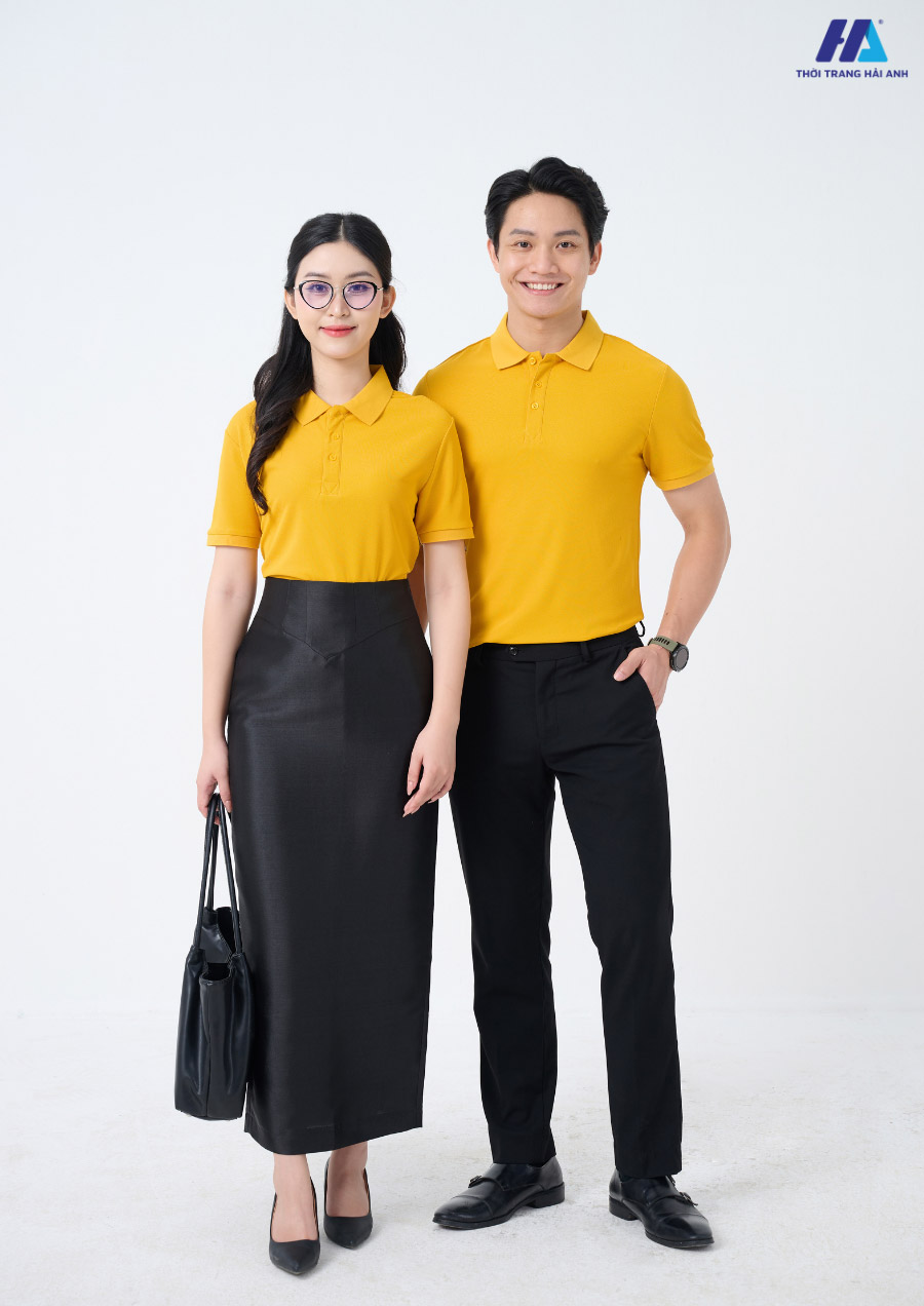 Gợi ý phối đồ phong cách với áo thun đồng phục màu vàng nghệ