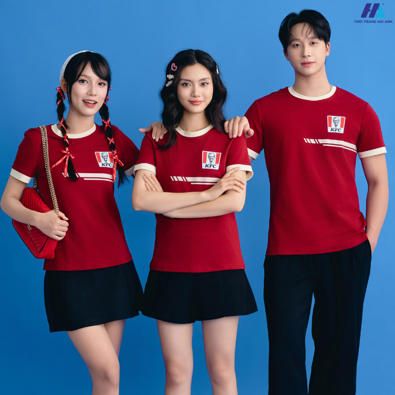 Lưu lại công thức phối đồ với áo đồng phục cổ tròn màu đỏ đô
